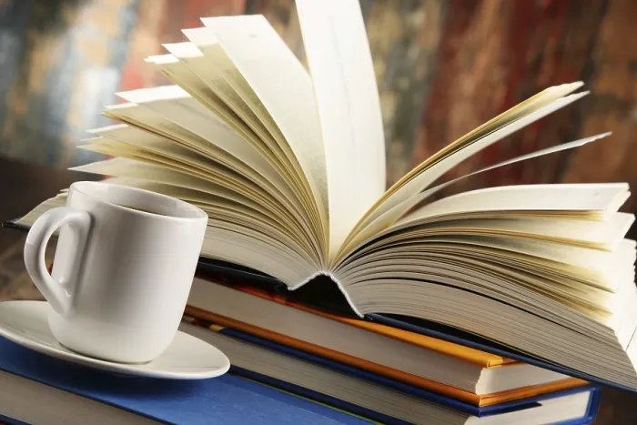 Gerahmter Druck : Komposition mit Büchern und Tasse Kaffee Gerahmter Druck : Komposition mit Büchern und Tasse Kaffee