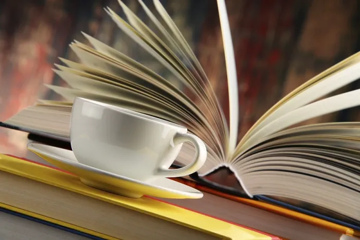 Gerahmter Druck : Komposition mit Büchern und Tasse Kaffee. Gerahmter Druck : Komposition mit Büchern und Tasse Kaffee.