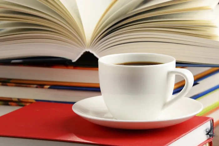 Gerahmter Druck : Komposition mit Büchern und Tasse Kaffee. Gerahmter Druck : Komposition mit Büchern und Tasse Kaffee.