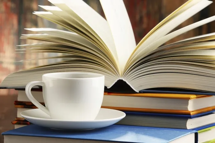 Gerahmter Druck : Komposition mit Büchern und Tasse Kaffee. Gerahmter Druck : Komposition mit Büchern und Tasse Kaffee.
