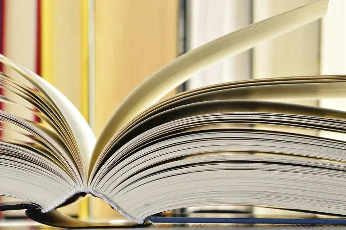 Gerahmter Druck : Bildkomposition mit Büchern in der Bibliothek.