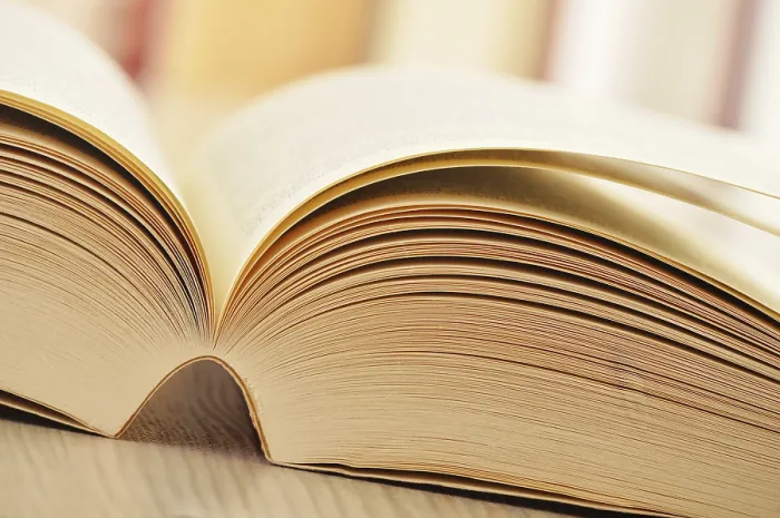 Gerahmter Druck : Komposition mit Büchern auf dem Tisch. Gerahmter Druck : Komposition mit Büchern auf dem Tisch.