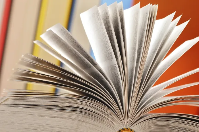 Gerahmter Druck : Komposition mit Büchern auf dem Tisch. Gerahmter Druck : Komposition mit Büchern auf dem Tisch.