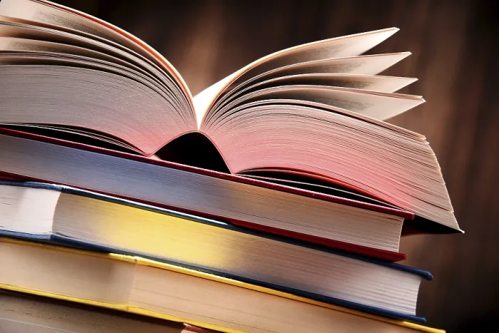 Gerahmter Druck : Komposition mit Büchern auf dem Tisch. Gerahmter Druck : Komposition mit Büchern auf dem Tisch.