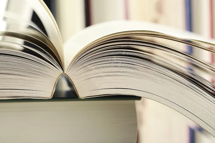 Gerahmter Druck : Komposition mit Büchern auf dem Tisch. Gerahmter Druck : Komposition mit Büchern auf dem Tisch.