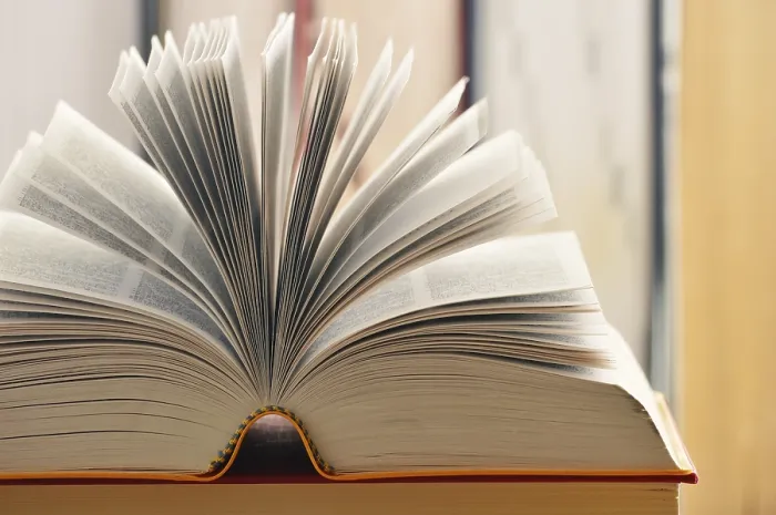 Gerahmter Druck : Komposition mit Büchern auf dem Tisch. Gerahmter Druck : Komposition mit Büchern auf dem Tisch.