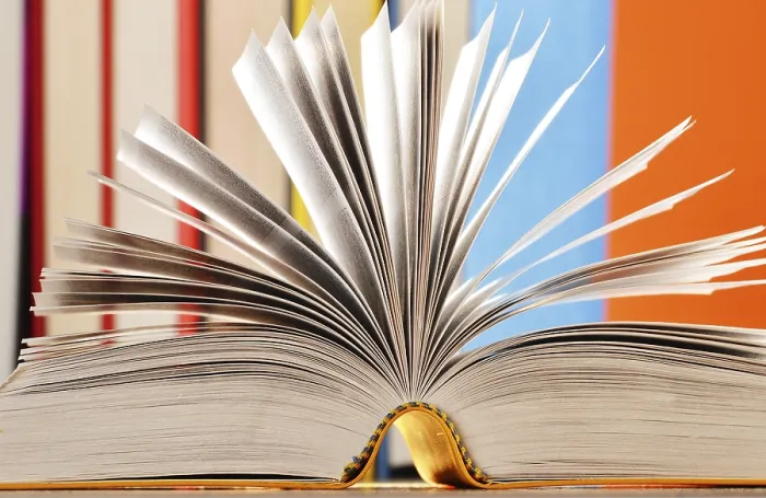 Gerahmter Druck : Komposition mit Büchern auf dem Tisch. Gerahmter Druck : Komposition mit Büchern auf dem Tisch.