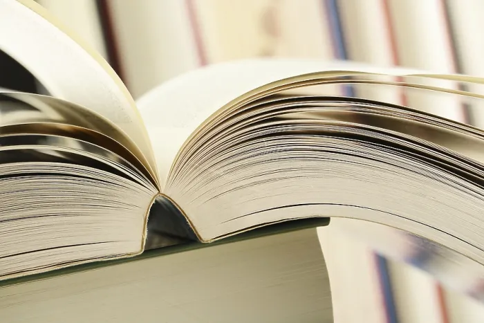 Gerahmter Druck : Komposition mit Büchern auf dem Tisch. Gerahmter Druck : Komposition mit Büchern auf dem Tisch.