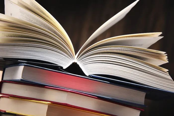 Gerahmter Druck : Komposition mit Büchern auf dem Tisch. Gerahmter Druck : Komposition mit Büchern auf dem Tisch.