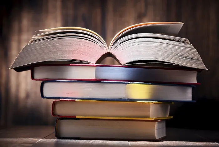 Gerahmter Druck : Komposition mit Büchern auf dem Tisch. Gerahmter Druck : Komposition mit Büchern auf dem Tisch.