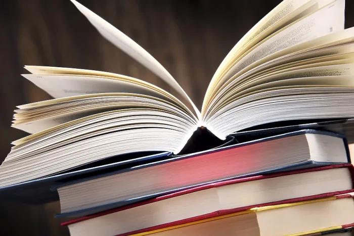 Gerahmter Druck : Komposition mit Büchern auf dem Tisch. Gerahmter Druck : Komposition mit Büchern auf dem Tisch.