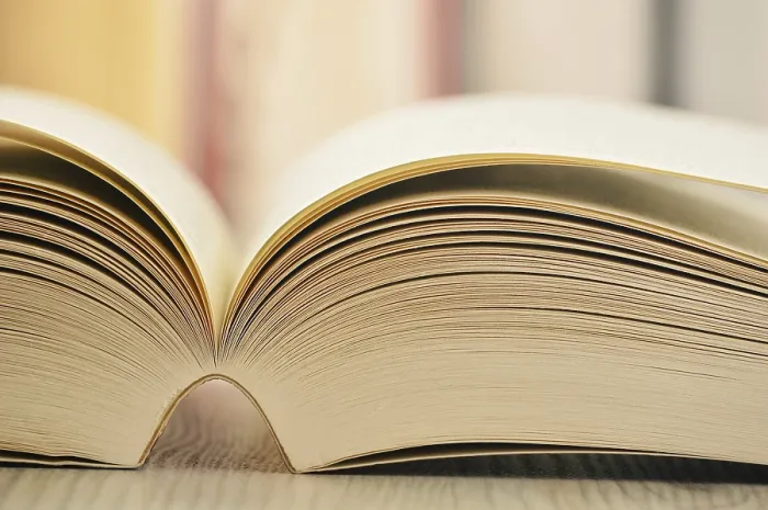 Gerahmter Druck : Komposition mit Büchern auf dem Tisch. Gerahmter Druck : Komposition mit Büchern auf dem Tisch.