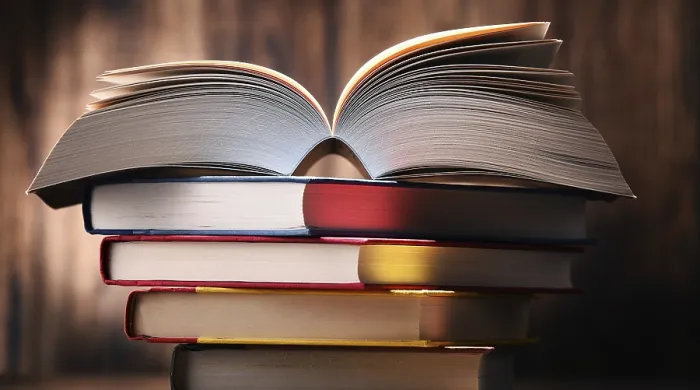 Gerahmter Druck : Komposition mit Büchern auf dem Tisch. Gerahmter Druck : Komposition mit Büchern auf dem Tisch.