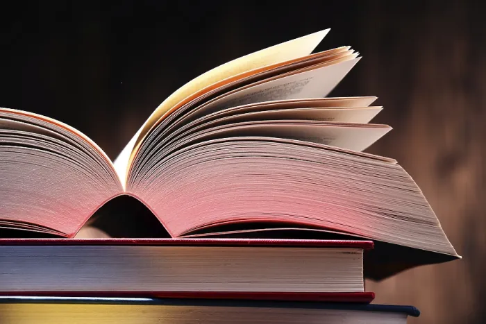 Gerahmter Druck : Komposition mit Büchern auf dem Tisch.