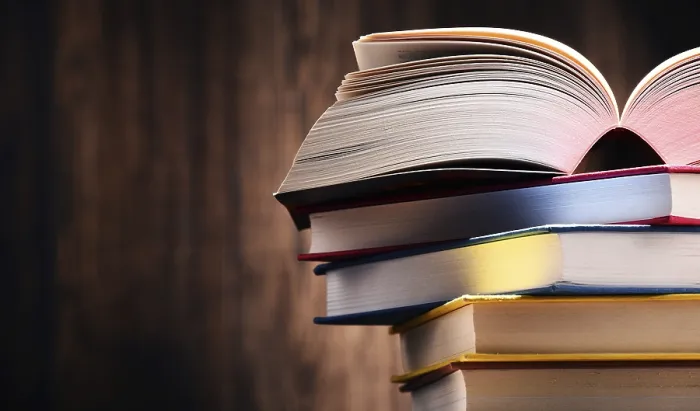 Gerahmter Druck : Komposition mit Büchern auf dem Tisch.