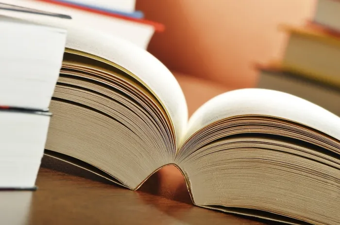 Gerahmter Druck : Komposition mit Büchern auf dem Tisch. Gerahmter Druck : Komposition mit Büchern auf dem Tisch.