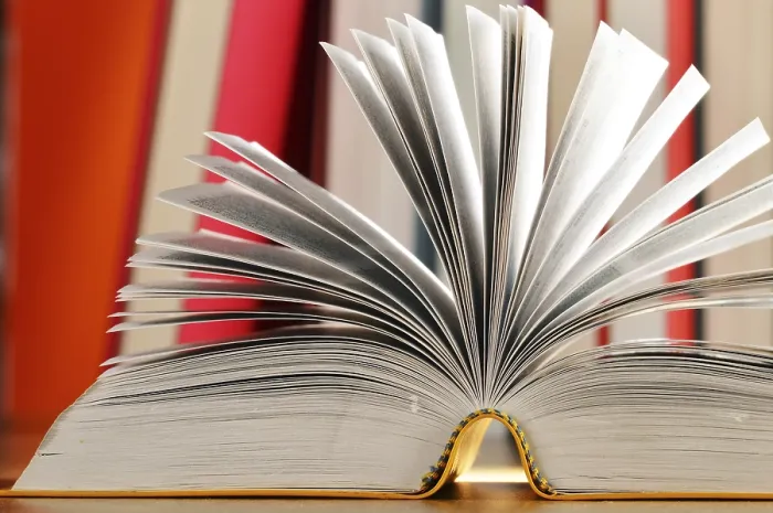 Gerahmter Druck : Komposition mit Büchern auf dem Tisch.