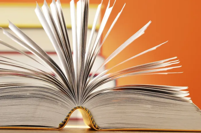 Gerahmter Druck : Komposition mit Büchern auf dem Tisch. Gerahmter Druck : Komposition mit Büchern auf dem Tisch.