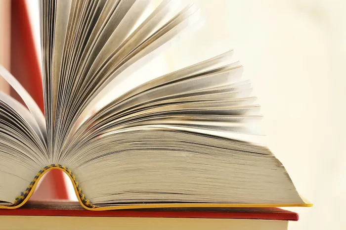 Gerahmter Druck : Komposition mit Büchern auf dem Tisch. Gerahmter Druck : Komposition mit Büchern auf dem Tisch.