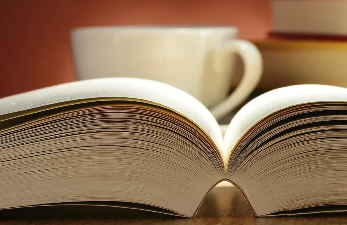 Gerahmter Druck : Komposition mit Büchern auf dem Tisch. Gerahmter Druck : Komposition mit Büchern auf dem Tisch.