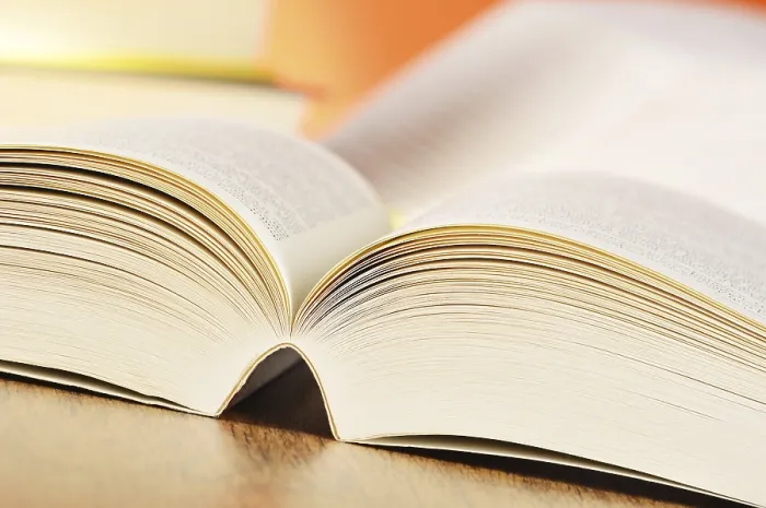 Gerahmter Druck : Komposition mit Büchern auf dem Tisch. Gerahmter Druck : Komposition mit Büchern auf dem Tisch.