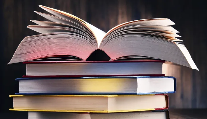 Gerahmter Druck : Komposition mit Büchern auf dem Tisch. Gerahmter Druck : Komposition mit Büchern auf dem Tisch.