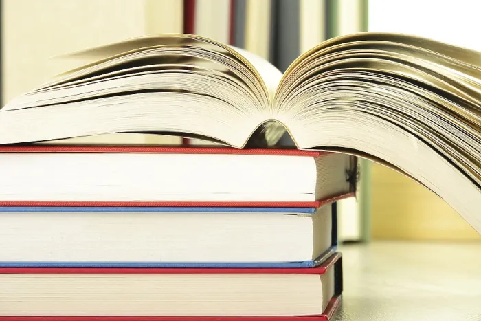 Gerahmter Druck : Komposition mit Büchern auf dem Tisch. Gerahmter Druck : Komposition mit Büchern auf dem Tisch.