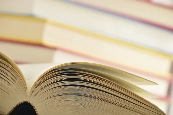 Gerahmter Druck : Komposition mit Büchern auf dem Tisch. Gerahmter Druck : Komposition mit Büchern auf dem Tisch.