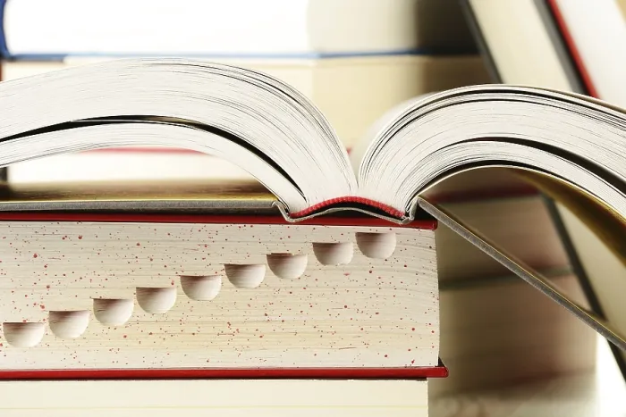 Gerahmter Druck : Komposition mit Büchern auf dem Tisch. Gerahmter Druck : Komposition mit Büchern auf dem Tisch.