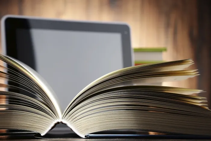 Gerahmter Druck : Komposition mit Büchern und Tabletcomputer Gerahmter Druck : Komposition mit Büchern und Tabletcomputer