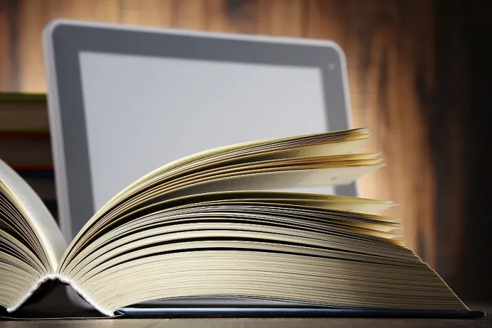 Gerahmter Druck : Komposition mit Büchern und Tabletcomputer. Gerahmter Druck : Komposition mit Büchern und Tabletcomputer.