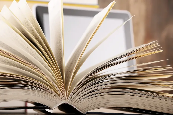Gerahmter Druck : Komposition mit Büchern und Tablet-Computer auf dem Tisch. Gerahmter Druck : Komposition mit Büchern und Tablet-Computer auf dem Tisch.