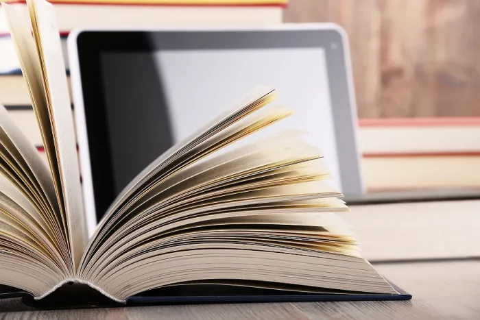 Gerahmter Druck : Komposition mit Büchern und Tabletcomputer auf dem Tisch. Gerahmter Druck : Komposition mit Büchern und Tabletcomputer auf dem Tisch.