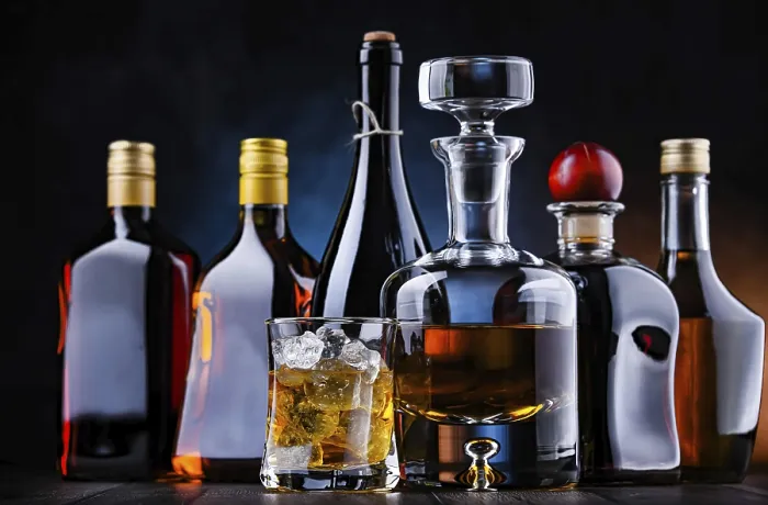 Gerahmter Druck : Komposition mit Flaschen verschiedener alkoholischer Getränke.