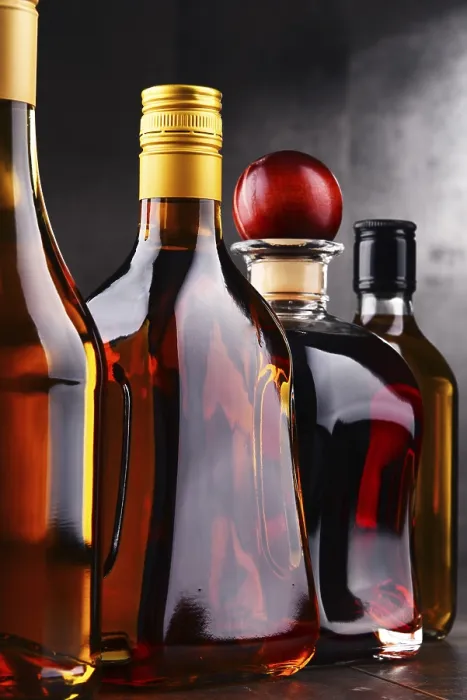 Gerahmter Druck : Komposition mit Flaschen verschiedener alkoholischer Getränke. Gerahmter Druck : Komposition mit Flaschen verschiedener alkoholischer Getränke.