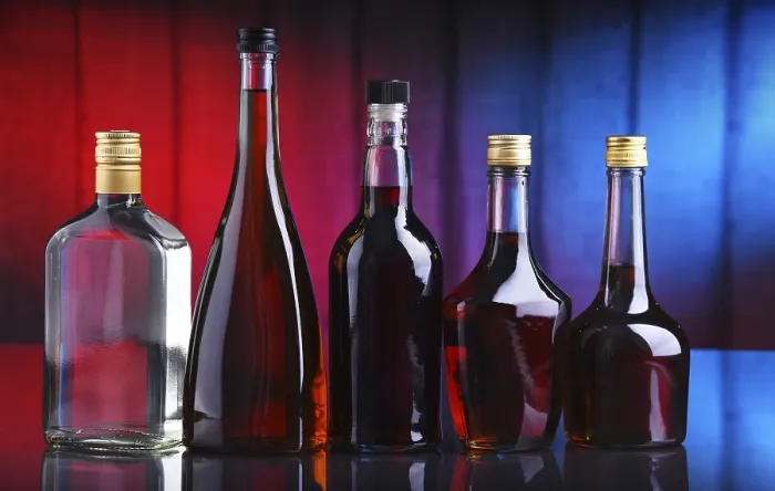 Gerahmter Druck : Komposition mit Flaschen verschiedener alkoholischer Getränke. Gerahmter Druck : Komposition mit Flaschen verschiedener alkoholischer Getränke.