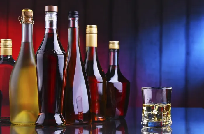 Gerahmter Druck : Komposition mit Flaschen verschiedener alkoholischer Getränke. Gerahmter Druck : Komposition mit Flaschen verschiedener alkoholischer Getränke.