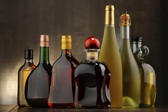 Gerahmter Druck : Komposition mit Flaschen verschiedener alkoholischer Getränke. Gerahmter Druck : Komposition mit Flaschen verschiedener alkoholischer Getränke.