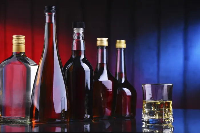 Gerahmter Druck : Komposition mit Flaschen verschiedener alkoholischer Getränke. Gerahmter Druck : Komposition mit Flaschen verschiedener alkoholischer Getränke.