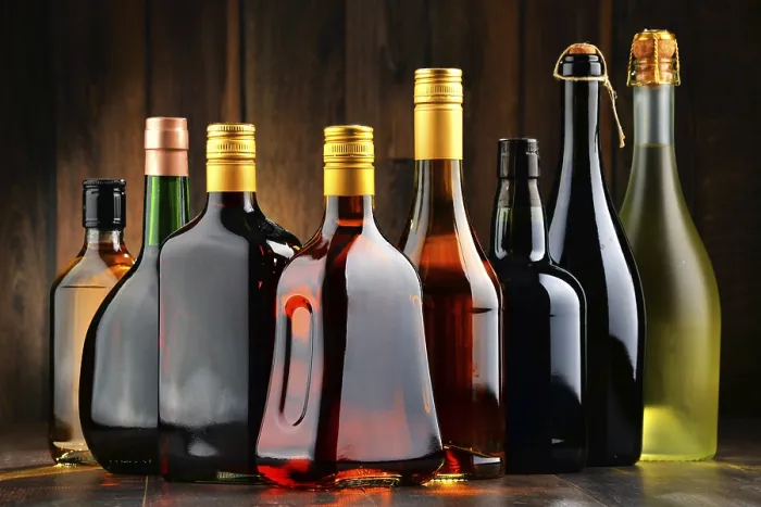 Gerahmter Druck : Komposition mit Flaschen verschiedener alkoholischer Getränke. Gerahmter Druck : Komposition mit Flaschen verschiedener alkoholischer Getränke.