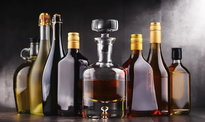 Gerahmter Druck : Komposition mit Flaschen verschiedener alkoholischer Getränke. Gerahmter Druck : Komposition mit Flaschen verschiedener alkoholischer Getränke.