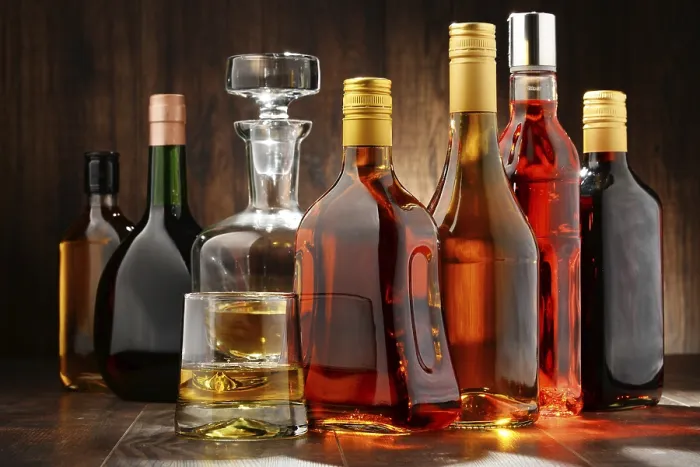 Gerahmter Druck : Komposition mit Flaschen verschiedener alkoholischer Getränke. Gerahmter Druck : Komposition mit Flaschen verschiedener alkoholischer Getränke.