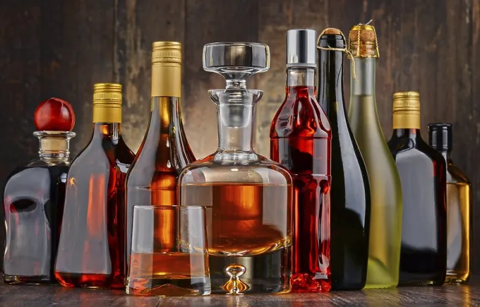 Gerahmter Druck : Komposition mit Flaschen verschiedener alkoholischer Getränke. Gerahmter Druck : Komposition mit Flaschen verschiedener alkoholischer Getränke.