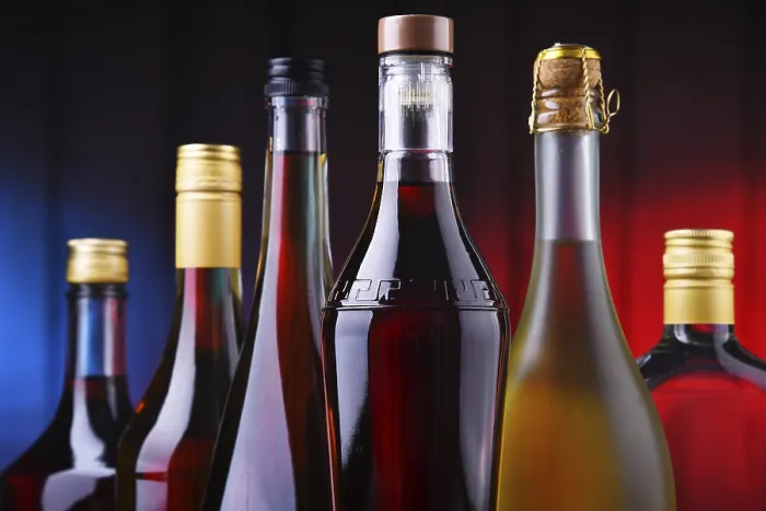 Gerahmter Druck : Komposition mit Flaschen verschiedener alkoholischer Getränke. Gerahmter Druck : Komposition mit Flaschen verschiedener alkoholischer Getränke.