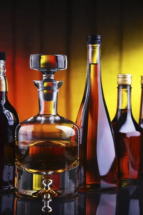 Gerahmter Druck : Komposition mit Flaschen verschiedener alkoholischer Getränke. Gerahmter Druck : Komposition mit Flaschen verschiedener alkoholischer Getränke.