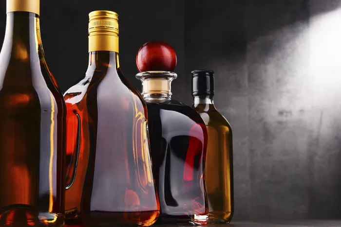 Gerahmter Druck : Komposition mit Flaschen verschiedener alkoholischer Getränke. Gerahmter Druck : Komposition mit Flaschen verschiedener alkoholischer Getränke.