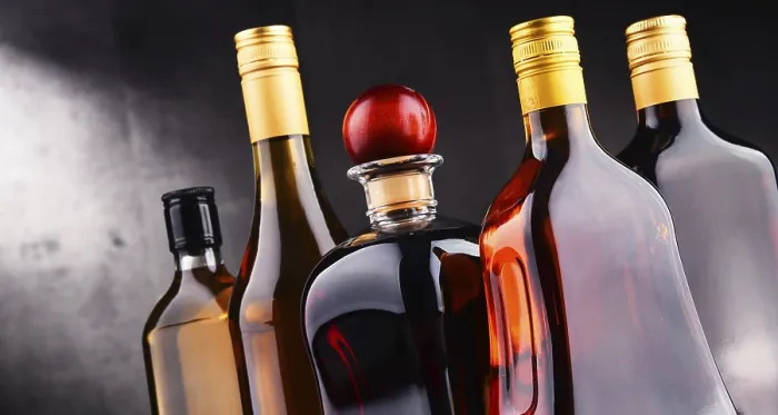 Gerahmter Druck : Komposition mit Flaschen verschiedener alkoholischer Getränke. Gerahmter Druck : Komposition mit Flaschen verschiedener alkoholischer Getränke.