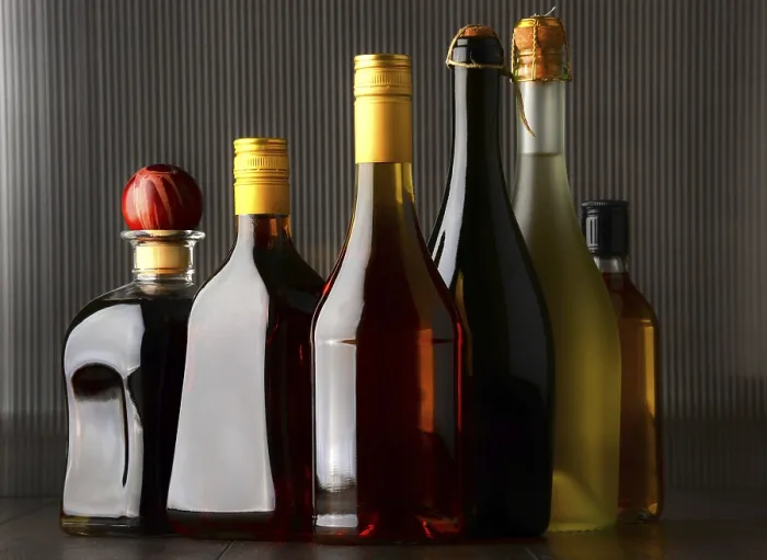 Gerahmter Druck : Komposition mit Flaschen verschiedener alkoholischer Getränke. Gerahmter Druck : Komposition mit Flaschen verschiedener alkoholischer Getränke.