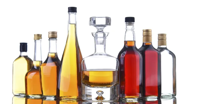 Gerahmter Druck : Komposition mit Flaschen verschiedener alkoholischer Getränke. Gerahmter Druck : Komposition mit Flaschen verschiedener alkoholischer Getränke.