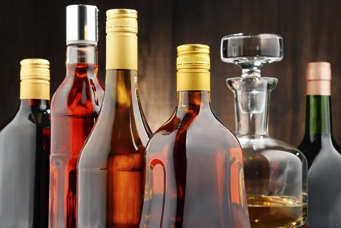 Gerahmter Druck : Komposition mit Flaschen verschiedener alkoholischer Getränke. Gerahmter Druck : Komposition mit Flaschen verschiedener alkoholischer Getränke.